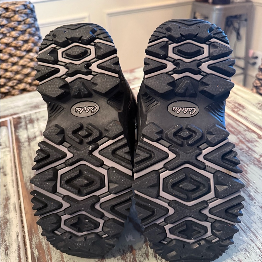 Women’s Cabelas thinsulate Ultra Inferno. Size 6D. New.